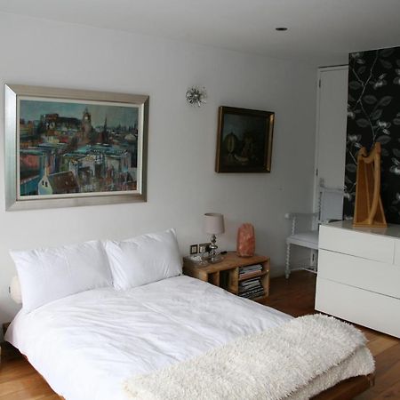 Studio For 3 With A Private Balcony In A Cubic House With Outside Pool Apartment London Bagian luar foto