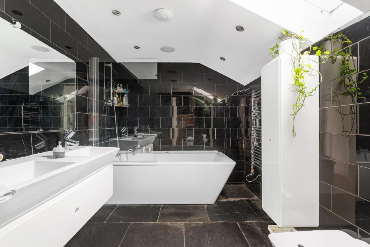 Studio For 3 With A Private Balcony In A Cubic House With Outside Pool Apartment London Bagian luar foto