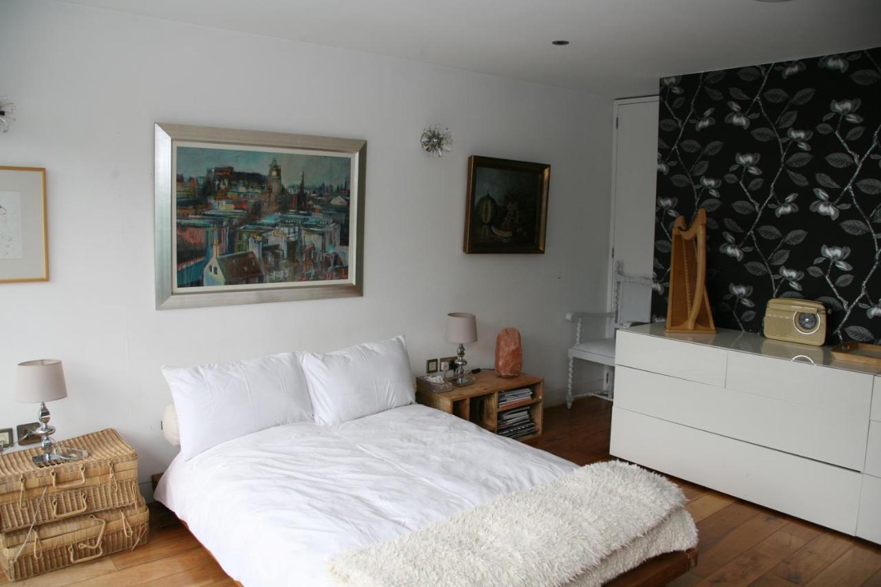 Studio For 3 With A Private Balcony In A Cubic House With Outside Pool Apartment London Bagian luar foto