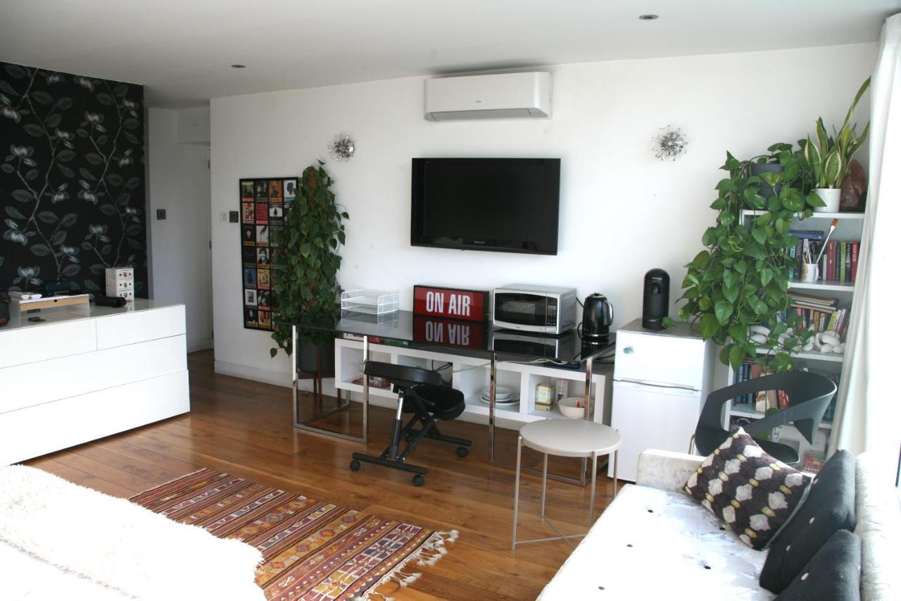 Studio For 3 With A Private Balcony In A Cubic House With Outside Pool Apartment London Bagian luar foto