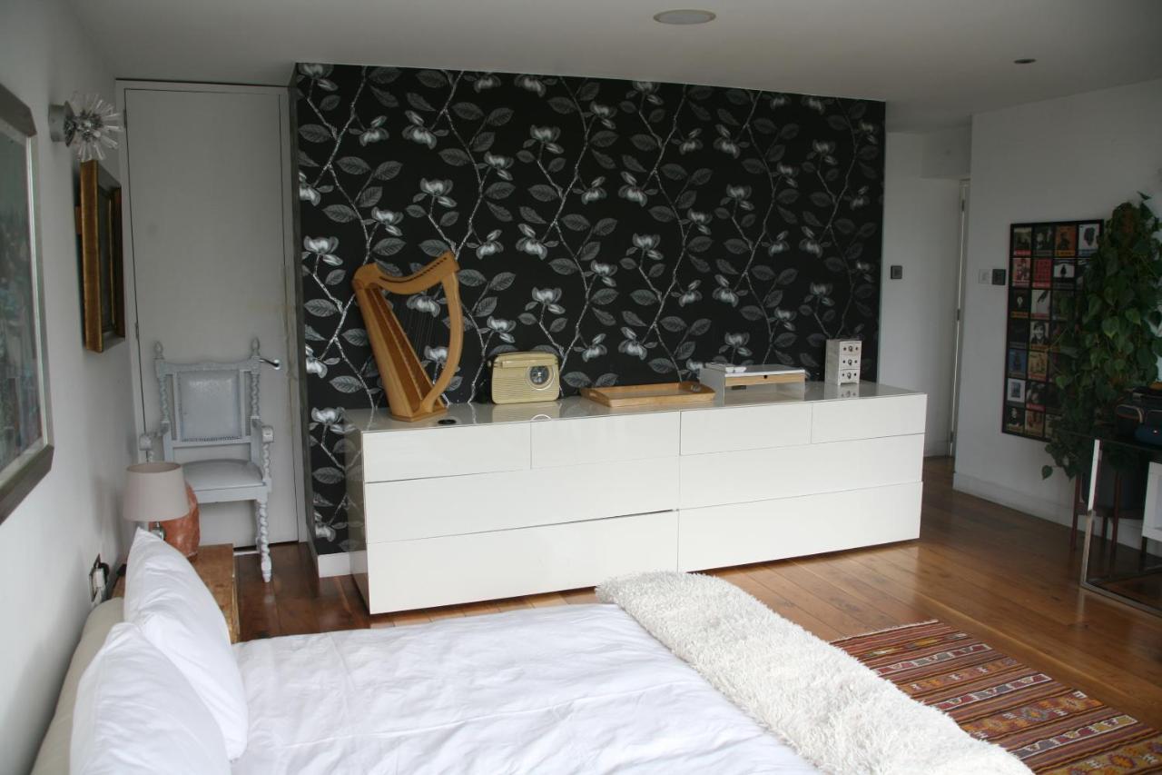 Studio For 3 With A Private Balcony In A Cubic House With Outside Pool Apartment London Bagian luar foto